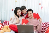 快乐的年轻家庭使用笔记本电脑