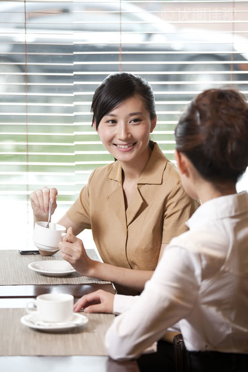 两个商务女士喝咖啡聊天