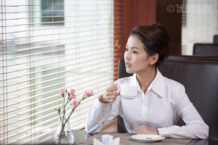 喝咖啡的商务女士