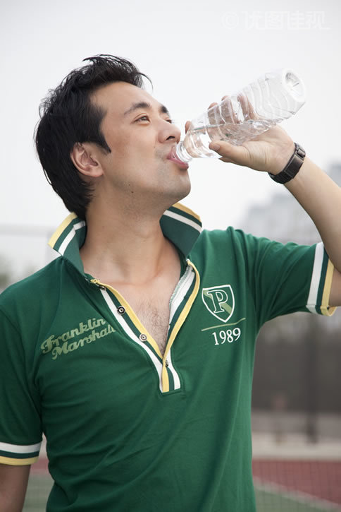 喝水的年轻男人