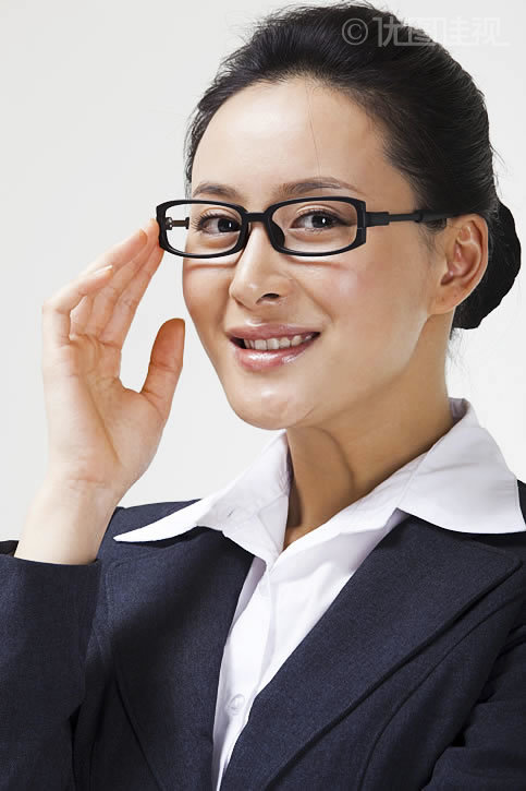 戴眼镜的商务女士|优图佳视