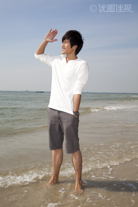 海边休闲装年轻男人漫步
