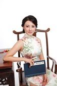 棚拍身穿中国传统服装的年轻女人看书