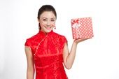 棚拍身穿中国传统服装的年轻女人和礼盒