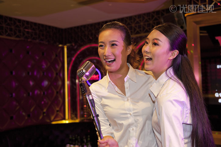 年轻女人在ktv唱歌