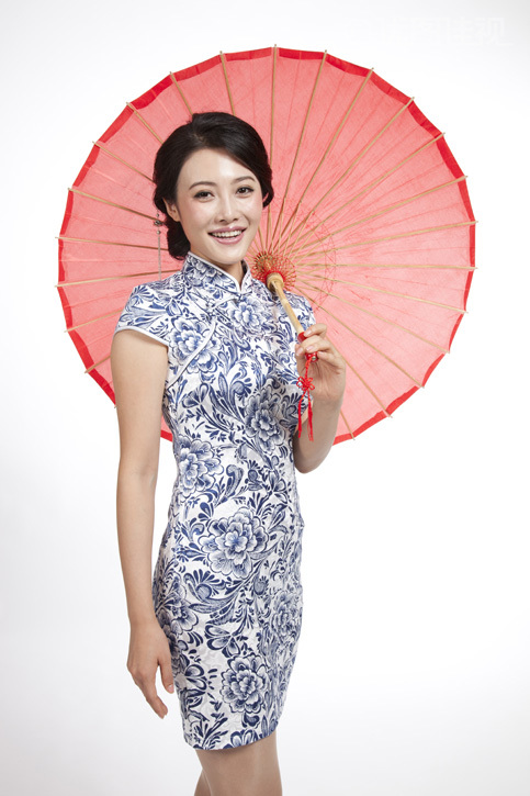 棚拍身穿旗袍的年轻女人和伞