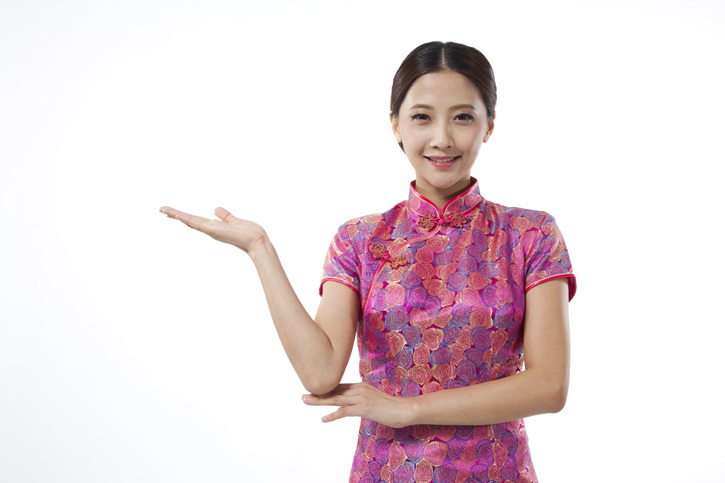 棚拍身穿旗袍的年轻女人做手势