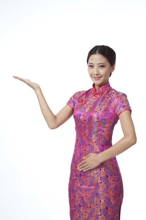棚拍身穿旗袍的年轻女人做手势