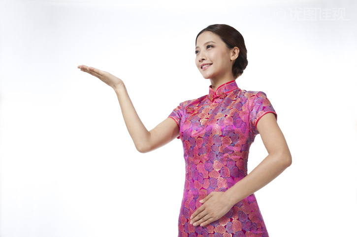 棚拍身穿旗袍的年轻女人做手势