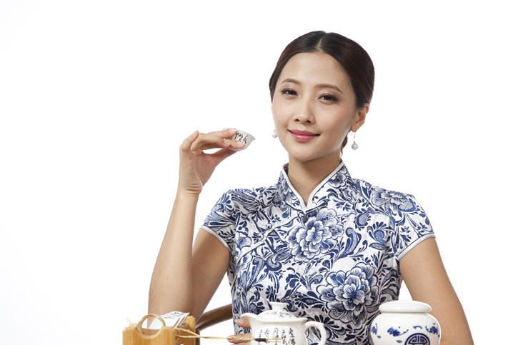 棚拍身穿旗袍的年轻女人喝茶