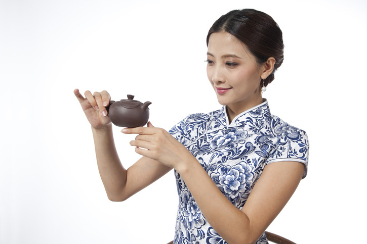 棚拍身穿旗袍的年轻女人喝茶|优图佳视