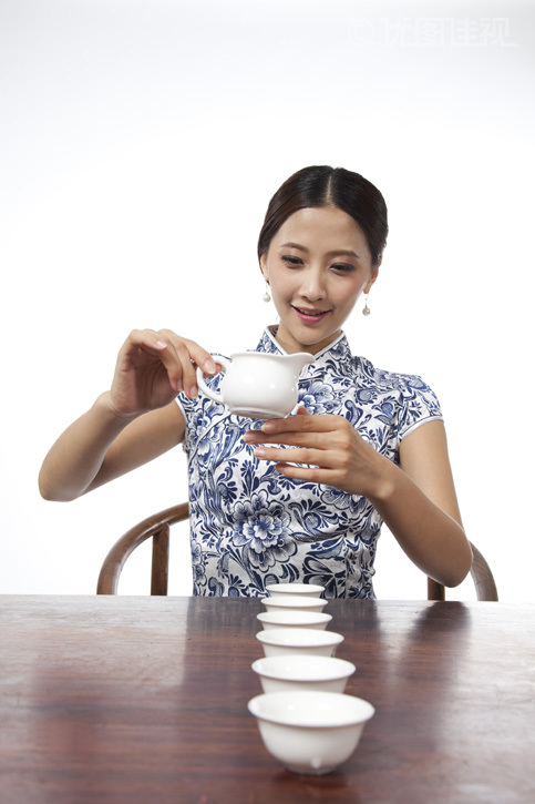 棚拍身穿旗袍的年轻女人喝茶|优图佳视