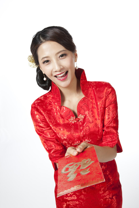 棚拍身穿红色旗袍的年轻女人拿着红包