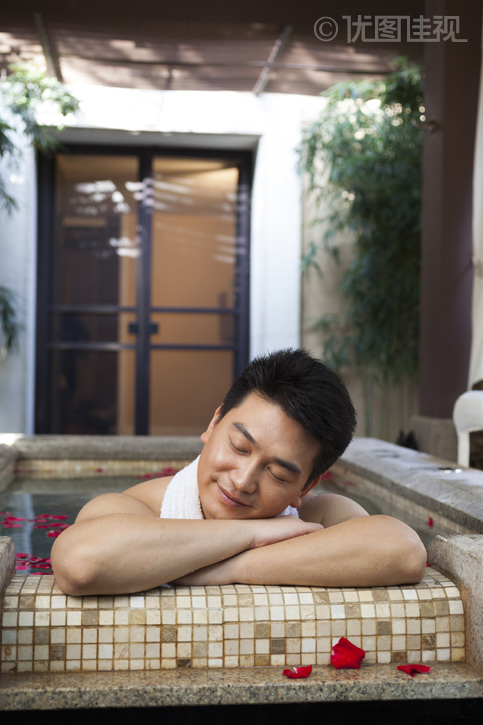 中年男人泡温泉|优图佳视