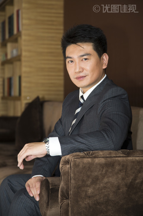 中年商务男士坐在沙发上
