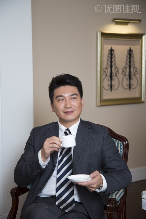 中年商务男士在书房喝咖啡|优图佳视