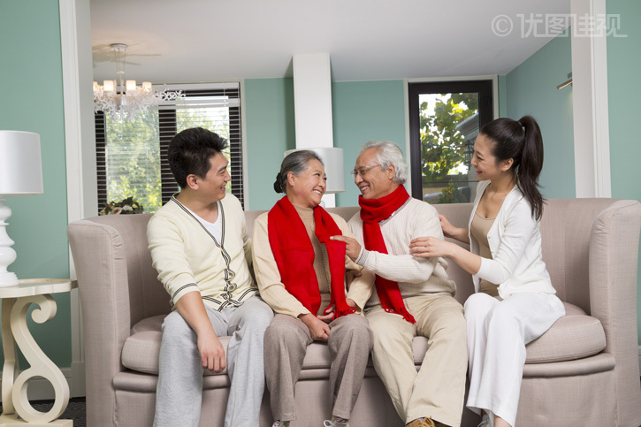 一家人在客厅里
