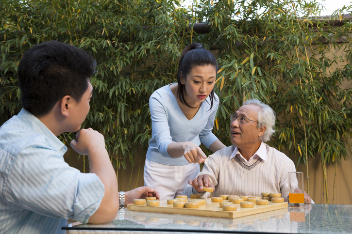 父子在院子里下棋|优图佳视