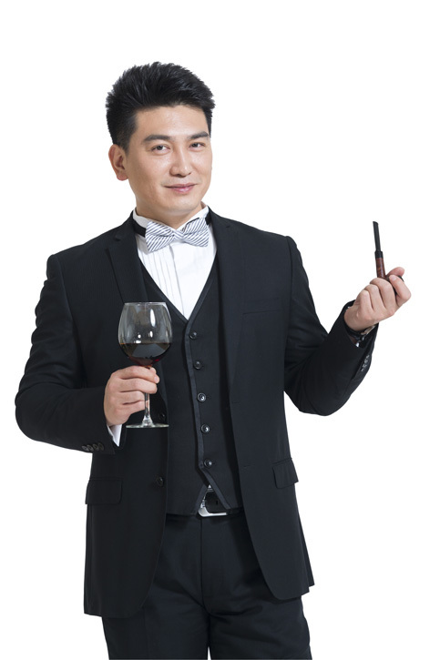棚拍中年商务男士端酒杯抽烟斗