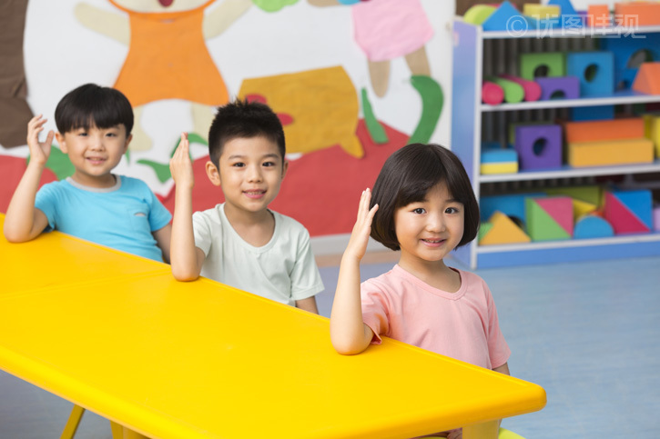 幼儿园儿童玩举手回答提问