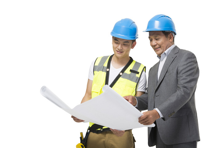 中年男建筑工程师和施工人员看图纸