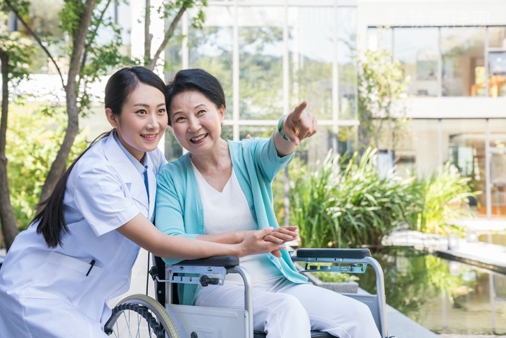 一个年轻女医生给一个老年人康复