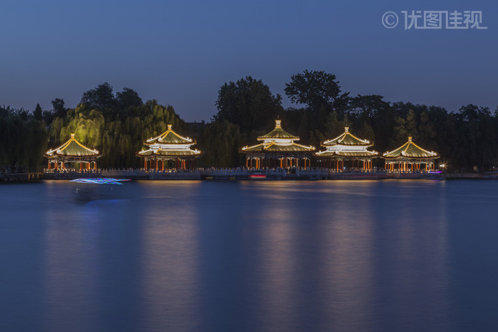 北京北海公园夜景