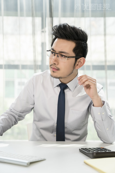 年轻商务男士办公