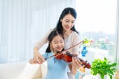 妈妈教女儿演奏小提琴