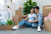 年轻夫妇搬入新家